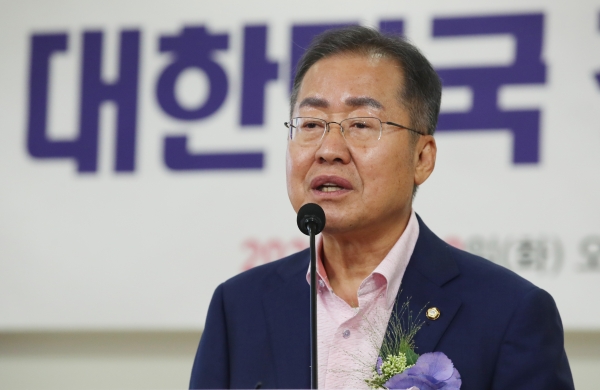 홍준표 무소속 의원이 지난 6월 9일 서울 여의도 의원회관에서 열린 '대한민국 미래혁신포럼' 21대 국회 개원 기념 특별강연에서 축사를 하고 있다.