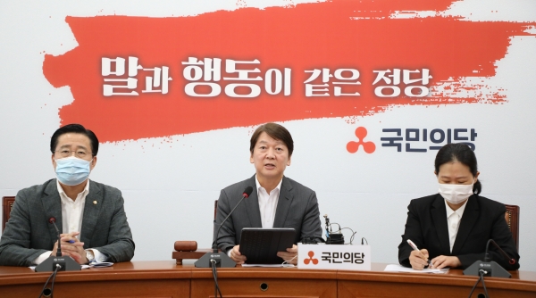 안철수 국민의당 대표가 6일 서울 여의도 국회에서 열린 최고위원회의에서 발언을 하고 있다.