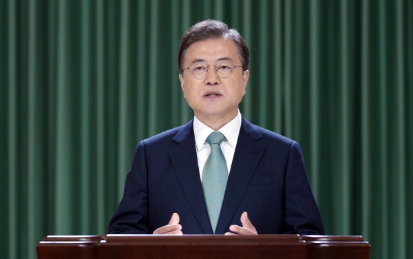 문재인 대통령이 지난 6월 15일 청와대 충무실에서 '6.15 남북공동선언' 20주년 기념식 축사를 영상을 통해 전하고 있다.