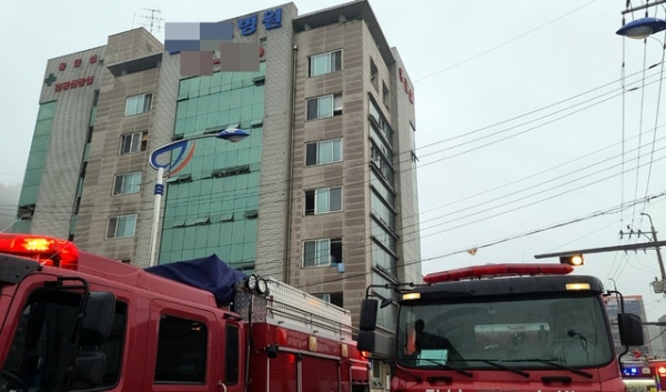 10일 오전 3시42분께 전남 고흥군 고흥읍 한 병원에서 불이나 2명이 숨지고 56명이 부상을 입었다.  / 사진 = 뉴시스