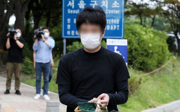 세계 최대 아동 성 착취물 사이트 '웰컴 투 비디오' 운영자인 손정우 씨가 6일 오후 미국 송환 불허 결정으로 석방돼 경기도 의왕시 서울구치소를 나서고 있다.