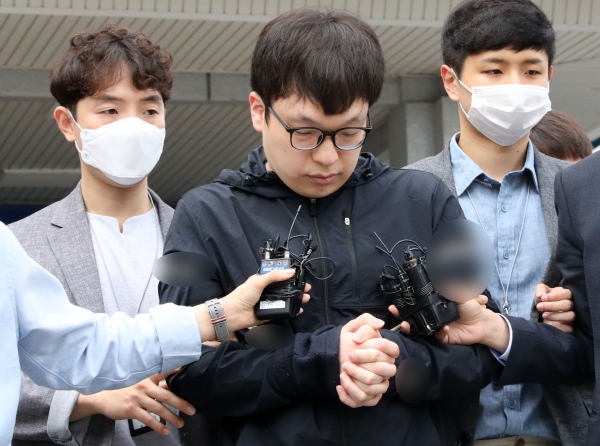 텔레그램 성착취 '박사방' 조주빈의 범행을 도운 혐의를 받고 있는 남경읍이 15일 오전 서울 종로경찰서에서 검찰에 송치되고 있다. 2020.07.15.