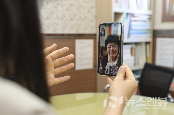 성동구청 사례관리사가 영상통화로 대상자 안부확인을 하고 있다./제공=(성동구청)