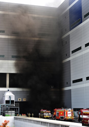 21일 오전 경기 용인시 처인구 양지면 제일리  물류센터에서 화재가 발생, 소방대원들이 진화작업을 벌이고 있다. / 사진 = 뉴시스