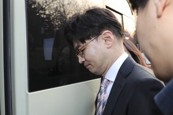 한동훈 대검 반부패·강력부장이 10일 오후 경기 과천 법무부청사에서 보직변경 신고를 마친 뒤 차량으로 이동하고 있다. 2020.01.10.