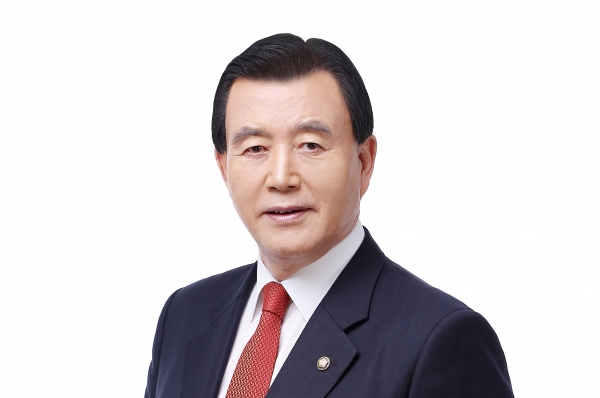 홍문표 미래통합당 의원(예산·홍성)은 23일 성명을 내고 여당인 더불어민주당이 행정수도 이전 문제를 거론 한 것과 관련 “행정수도로 또 한번 재미 보기 위한 꼼수”고 말했다.