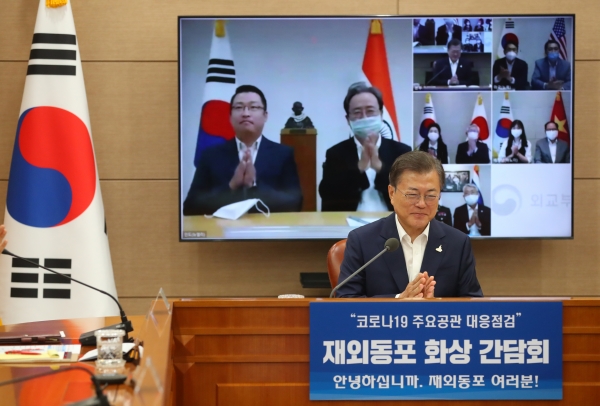 문재인 대통령이 24일 서울 종로구 외교부 종합상황실에서 열린 코로나19 주요공관 대응점검 재외동포 화상 간담회에 참석해 재인도 동포와 대화하며 박수를 치고 있다. 2020.07.24.
