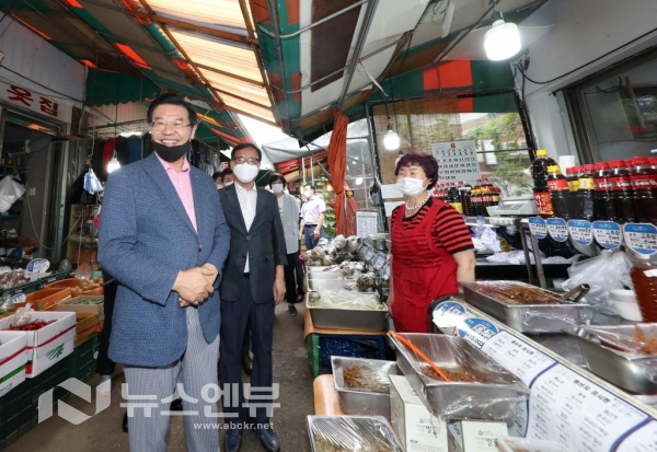 지난 1일 취임 10주년을 맞아 용문전통시장을 찾은 성장현 용산구청장이 상인과 대화를 나누며 함박웃음을 짓고 있다./사진제공=(용산구청)