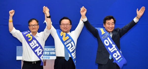 더불어민주당 대표 선거에 출마한 후보들이 1일 오후 부산 해운대구 벡스코 제2전시장에서 열린 합동연설회에 참석해 손을 들어 인사하고 있다. 왼쪽부터 박주민·김부겸·이낙연 후보.
