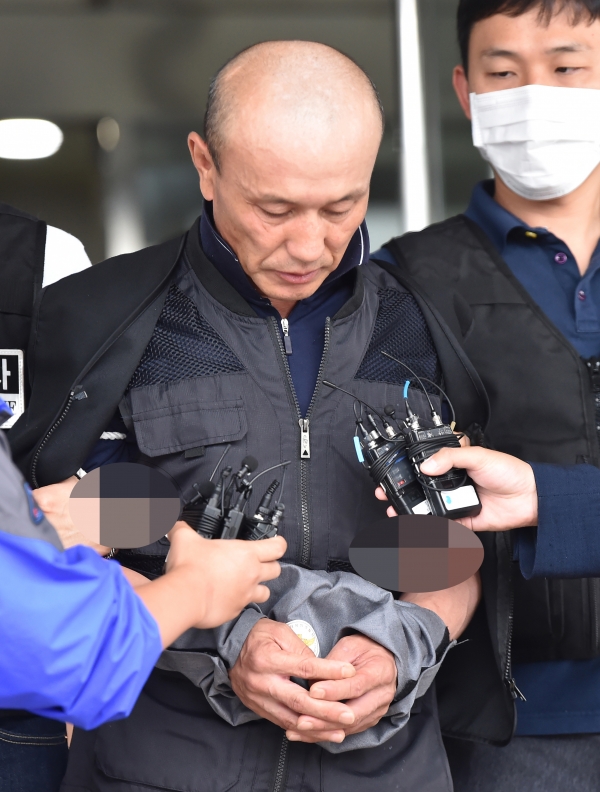 여자친구를 살해하고 사체를 유기한 혐의로 신상공개가 결정된 중국동포 유동수(49)가 5일 오전 경기 용인 동부경찰서에서 검찰로 이송되고 있다.