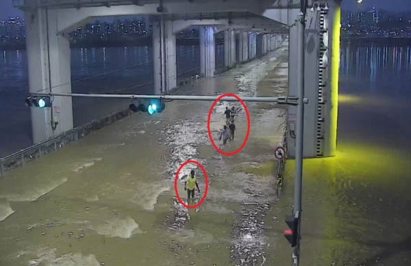 서초 CCTV통합관제센터에서 장마로 한강 잠수교에 고립된 외국인 학생 5명을 포착한 모습이다./사진=서초구청 제공