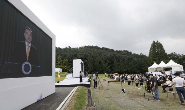 14일 충남 천안 국립망향의동산에서 '미래를 위한 기억'을 주제로 열린 일본군 위안부 피해자 기림의 날 정부기념식에서 문재인 대통령의 영상메세지가 상영되고 있다. 2020.08.14.