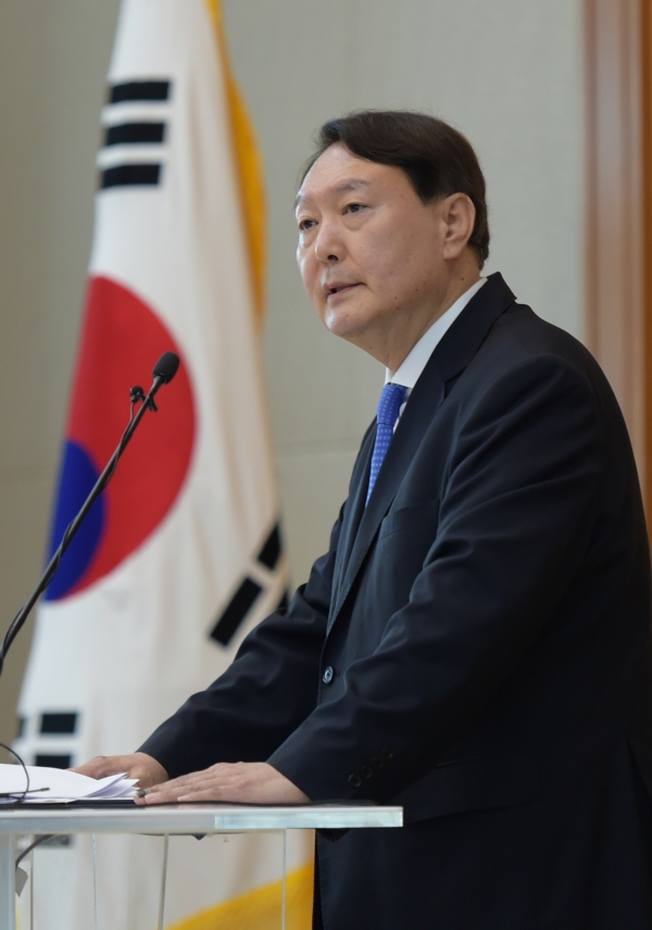 윤석열 검찰총장이 3일 오후 서울 서초동 대검찰청에서 열린 신임 검사 신고식에서 발언하고 있다.