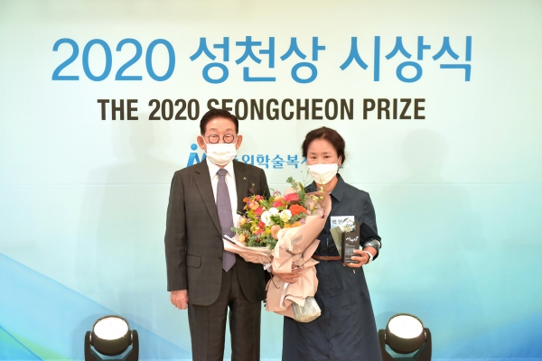 JW그룹의 공익재단인 중외학술복지재단은 18일 JW그룹 본사에서 제8회 성천상 시상식을 개최했다. 이종호 중외학술복지재단 이사장(JW그룹 명예회장)과 수상자인 백영심 간호사(말라위 대양누가병원)가 기념촬영을 하고 있다.