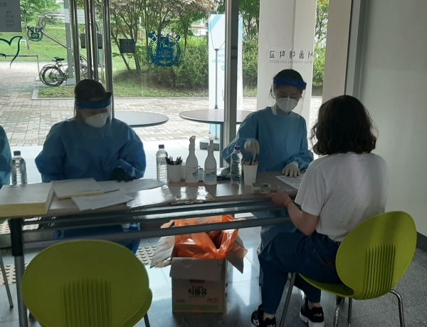 서울대학교에 설치된 이동 선별진료소./사진=관악구청 제공