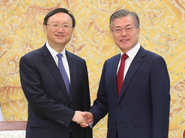 문재인 대통령이 30일 청와대 접견실에서 양제츠 중국 외교담당 정치국 위원과 만나 악수하고 있다. 2018.03.30.