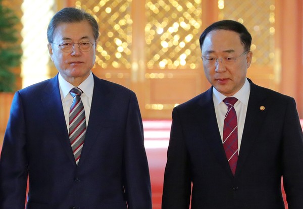 문재인 대통령과 홍남기 경제부총리 겸 기획재정부 장관. /사진=뉴시스