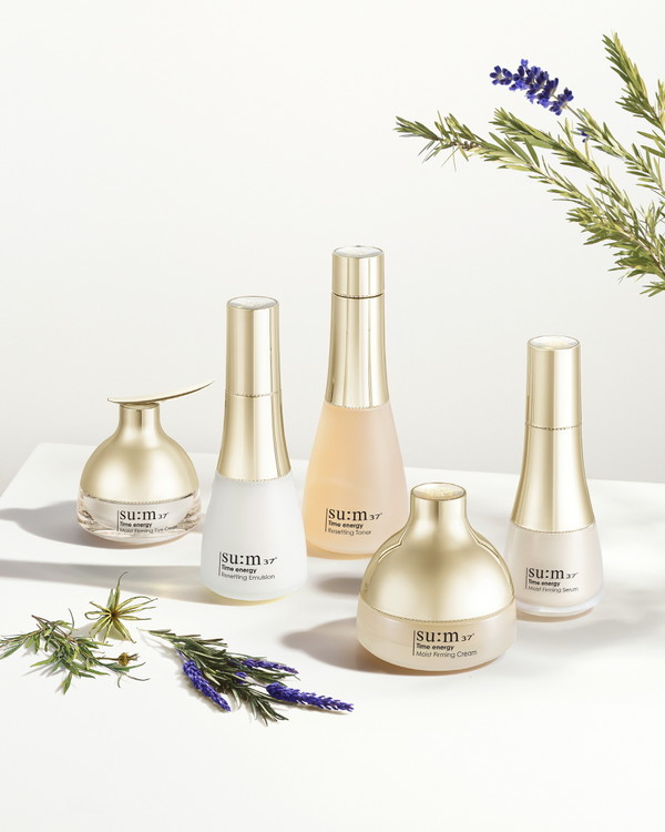 LG생활건강(대표 차석용)의 자연∙발효 뷰티 브랜드 숨37°가 영양 보습 기초케어 라인 '타임에너지'를 리뉴얼 출시했다. /사진=LG생활건강 제공