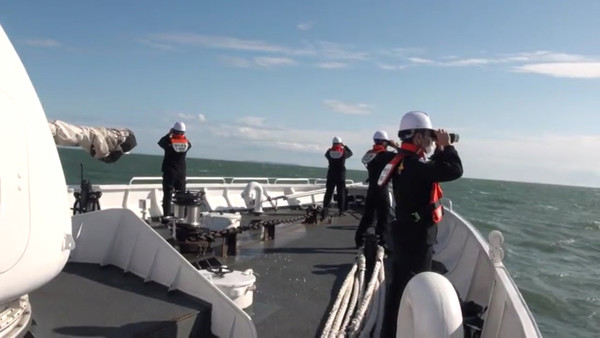 인천해양경찰이 26일 인천시 옹진군 소연평도 인근 해상에서 북한군에 의해 피살된 해양수산부 서해어업관리단 소속 공무원 A(47)씨의 시신과 소지품을 찾는 수색 작업을 하고 있다. /사진=인청해양경찰서 제공