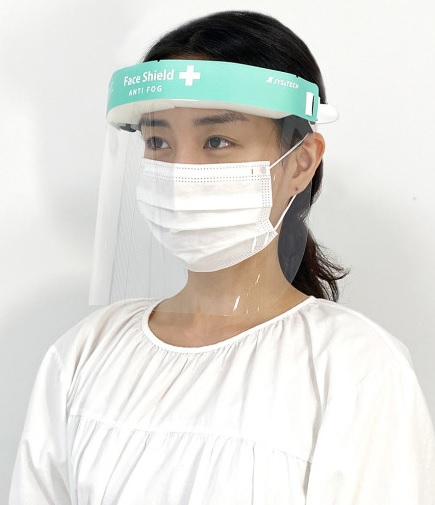 ‘페이스쉴드’를 착용한 모습. 사진/제이와이에스앤텍 제공