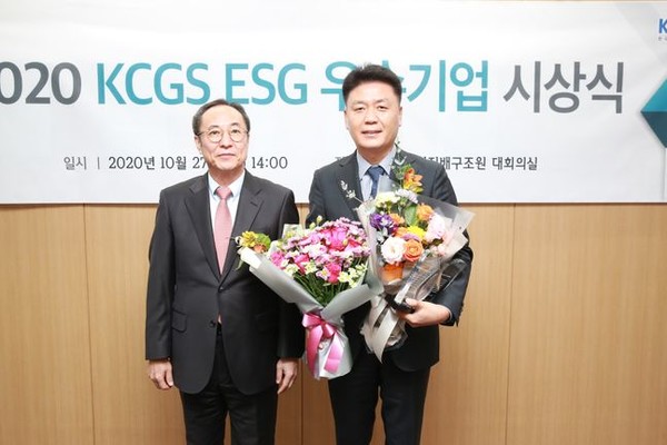 지난 27일 한국거래소에서 열린 '2020 ESG 우수기업 시상식'에서 강연중 CJ프레시웨이 상무(오른쪽)가 신진영 한국기업지배구조원 원장과 함께 수상 기념촬영을 하고 있다. /사진=CJ프레시웨이 제공