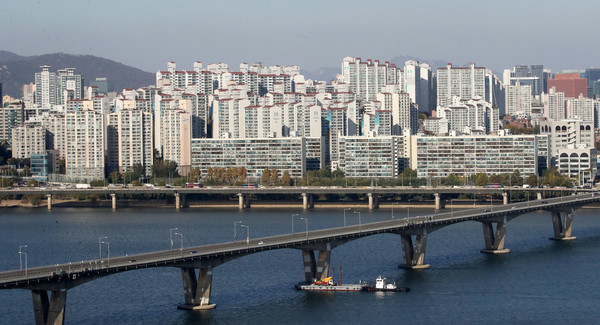 30일 한국감정원에 따르면 수도권(0.09%→0.11%)은 상승폭이 확대됐다. 서울(0.01%→0.01%)은  상승폭을 유지했다. 특히 강남권 고가 재건축 단지는 대체로 매수세 감소하며 하락했으나, 그 외 중저가 단지는 신규 입주물량 감소와 전세물량 부족 등의 영향으로 상승했다. 사진/ 뉴시스 제공