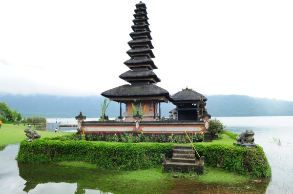 인도네시아 발리 브라탄 호수에 위치한 울룬 다누 브라탄 사원(Pura Ulun Danu Bratan) (2008년 11월 3일 필자 촬영).