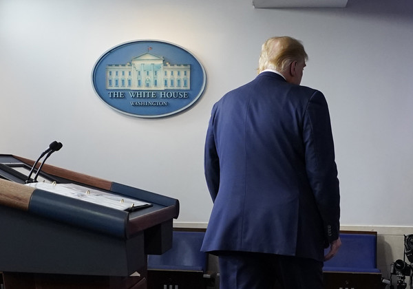 도널드 트럼프 미국 대통령이 5일(현지시간) 백악관 브리핑룸에서 기자회견을 마치고 이동하고 있다.  사진/뉴시스 제공