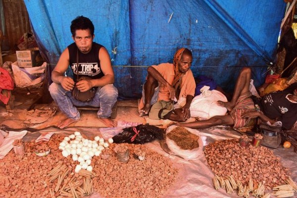 재래시장에서 핀낭 재료를 팔고 있는 주민들. 사진/홍선기 교수 제공. 