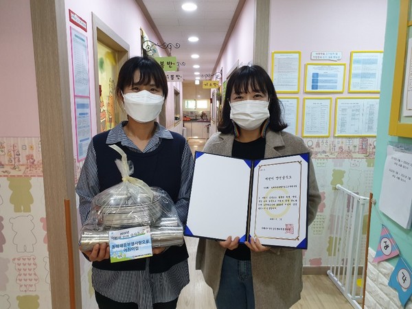 동해쇄운 부영 사랑으로 어린이집 원장(오른쪽)이 동해시 어린이급식관리지원센터 관계자와 기념촬영을 하고 있다. 사진/동해시어린이급식관리지원센터 제공.