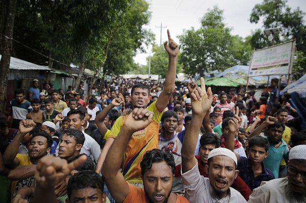 로힝야족에 대한 미얀마군의 공격 1주년을 맞은 25일 방글라데시의 쿠투팔롱 난민수용소에서 로힝야족 난민들이 정의 구현 및 고향으로의 귀환을 요구하며 시위를 벌이고 있다. 사진/뉴시스