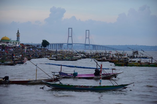 조선소 주변 해안가 풍경. 주변 조선소에서도 피니시를 건조하고 있는 모습. 