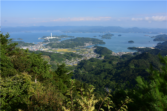 오사키카미지마쵸의 최고봉인 칸노미네야마(神峰山)에서 조망한 섬의 경관.  사진/홍선기 제공.