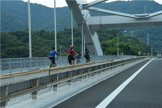 일본 세토내해 섬을 연결하는 연륙 연도교는 차량뿐 아니라 자전거 통행과 도보를 할 수 있다.   사진/홍선기 제공.