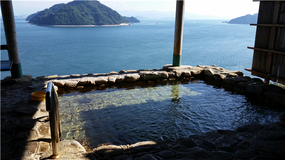 오사키카미지마쵸의 온천 숙박지 청풍관(淸風館)에서 바라본 세토내해 바다.  사진/홍선기 제공.