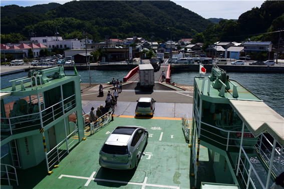 오사키카미지마쵸의 항구. 섬 주민의 편의시설이 항구에 집중되어 있다.   사진/홍선기 제공.