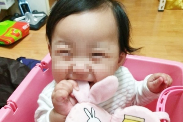 입양모의 장기간 학대로 사망한 16개월 영아 정인이(입양 후 안율하)가 위탁 가정에 있을 때의 모습. 사진/사단법인 대한아동학대방지협회 제공.