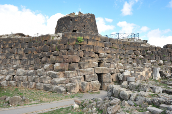누라게 유적인 돌탑의 외부 전경. 출입구는 매우 작다. 사진/홍선기