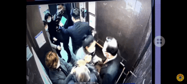 유튜브‘서울의소리’가 ‘주호영 성추행 의혹 CCTV 최초 공개’라는 제목으로 공개한 지난 1월 20일 국민의힘 당사 엘리베이터 모습. /출처=유튜브 서울의 소리