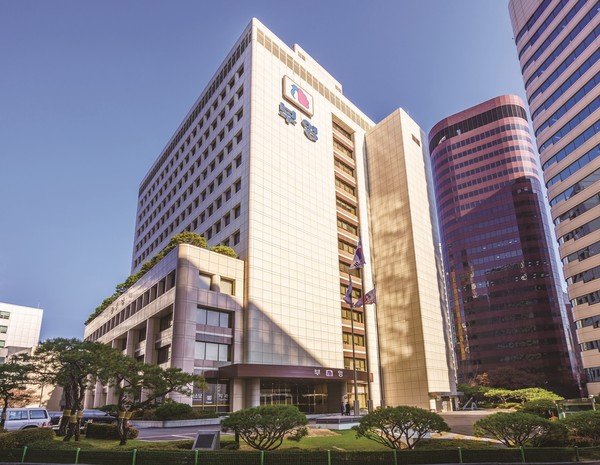 부영그룹이 설립한 재단법인 우정교육문화재단(이사장 이세중)이 2021년 1학기 외국인 유학생 장학금을 전달했다. 사진/부영그룹 제공