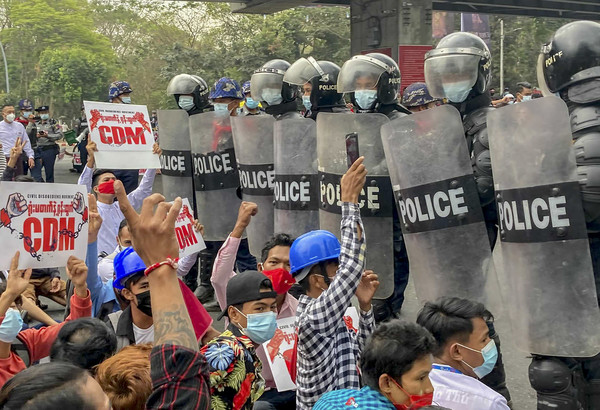 지난 2월 18일(현지시간) 미얀마 양곤에서 군부 쿠데타 반대 시위대가 시위 중 전경과 대치하고 있다. 전날 시위대 수만 명은 군대의 폭력 진압 암시에도 불구하고 양곤 거리로 쏟아져 나와 최대 규모의 시위를 펼쳤다.  사진/뉴시스 제공.