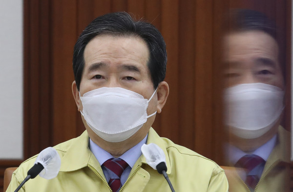 정세균 국무총리가 17일 오전 서울 종로구 정부서울청사에서 열린 코로나19 대응 중앙재난안전대책본부(중대본) 회의에 참석해 발언하고 있다. 사진/뉴시스 제공.