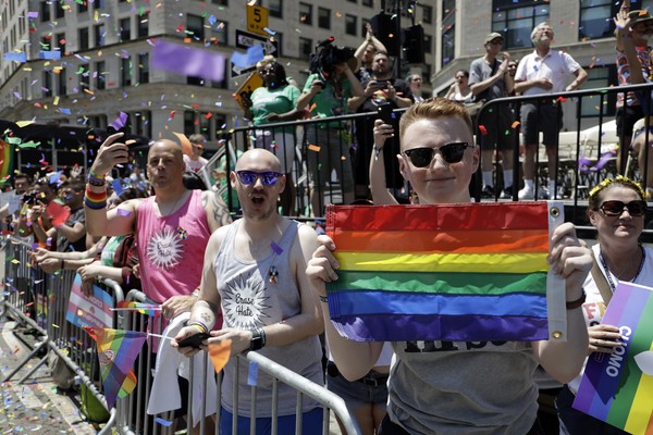 미국 뉴욕에서 스톤월 항쟁 50주년을 기념하는 '월드 프라이드' 퍼레이드의 모습. 1969년 6월 28일 뉴욕 맨해튼 그리니치 빌리지의 게이 바 '스톤월 인'에 경찰이 들이닥쳐 동성애자들을 마구잡이로 체포했고, 이를 계기로 성 소수자 차별에 항의하는 '스톤월 항쟁'이 전국적으로 확산했다. 이후 해마다 6월 말이면 성 소수자(LGBTQ)들의 축제인 '프라이드 퍼레이드'가 전 세계 각지에서 열리고 있다. 사진/뉴시스