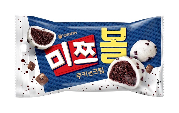 미쯔볼 쿠키앤크림은 코코아맛 쿠키 미쯔를 동글한 모양으로 구운 뒤, 화이트 크림을 입혀 초코칩을 토핑한 제품. 미쯔와 부드러운 화이트 크림의 조화가 ‘와그작’ 씹히는 식감과 함께 진한 달콤함을 선사한다. 사진/오리온 제공