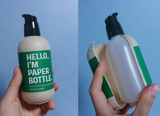 아모레퍼시픽그룹 자회사 이니스프리의 그린티 씨드 세럼 페이퍼 보틀 리미티드 에디션. PAPER BOTTLE(종이 용기)라고 표기되어 있는 패키지를 분해한 결과 플라스틱 용기가 쌓여 있는 모습. 사진/페이스북 페이지 ‘플라스틱 없이도 잘 산다’ 갈무리