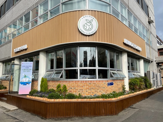 스타벅스가 순천 YMCA가 운영해왔던 ‘NO 플라스틱 카페’를 재능기부 카페 11호점으로 새롭게 오픈했다. 사진/스타벅스커피 코리아