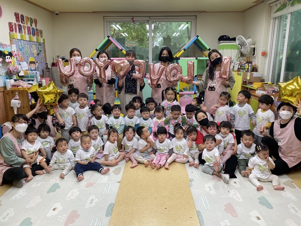 부영그룹은 전국 68곳 ‘부영 사랑으로 어린이집’에 어린이날 원아 선물로 하트 모양 티셔츠를 전달했다. 부영그룹의 브랜드 마크인 ‘사랑으로’를 형상화한 ‘하트 모양’이 그려진 티셔츠는 매년 원아들에게 큰 호응을 얻고 있다.  사진/부영그룹 제공