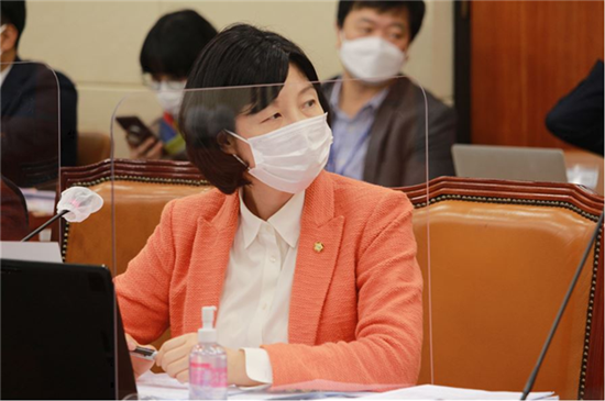 양정숙 무소속 의원은 부양의무자 기준을 폐지하는 대신 수급권자의 소득인정액 기준으로 수급권자를 결정하는 내용을 골자로 한 ‘국민기초생활보장법 일부개정법률안’을 대표 발의했다. 사진/양정숙 의원실