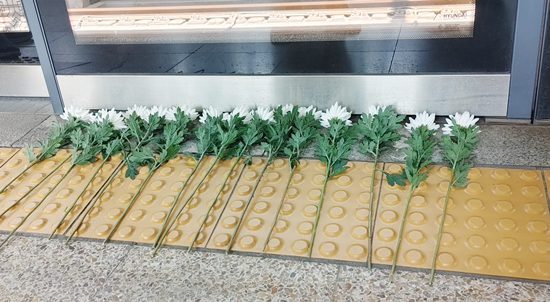 24일 서울 지하철 2호선 구의역 9-4승강장 앞에 기자회견 참가자 일동이 김군을 추모하기 위한 국화꽃이 놓여져 있다. 