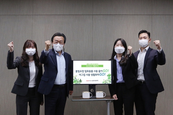 백종훈 금호석유화학 대표(왼쪽 두번째)가 지난 18일 임직원들과 '고고챌린지'에 동참하며 사진촬영을 하고 있는 모습.  사진/금호석유화학 